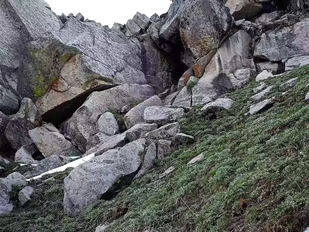 Lahesh Cave